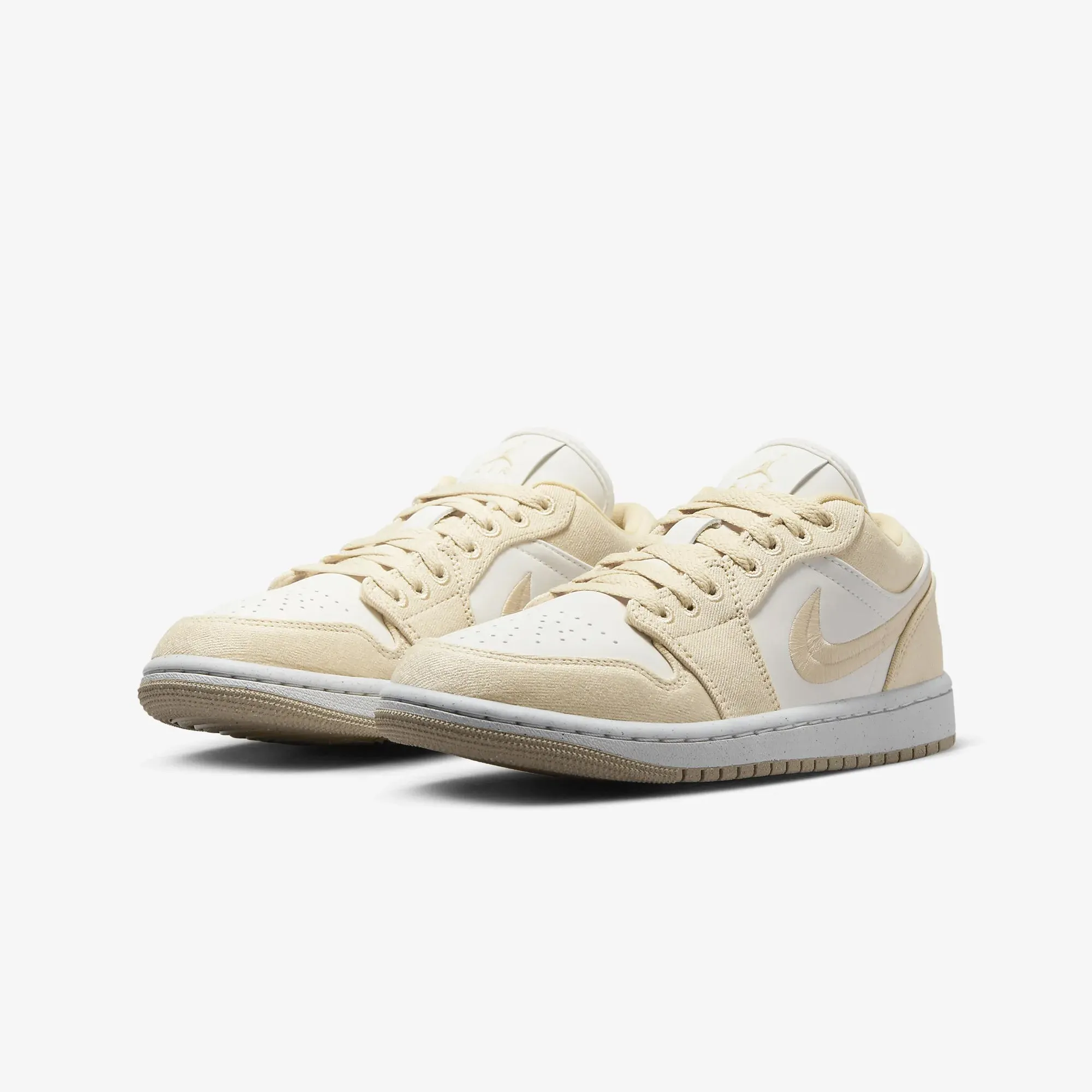 Jordan | WMN'S AIR JORDAN 1 LOW SE  { TEAM GOLD/SAIL